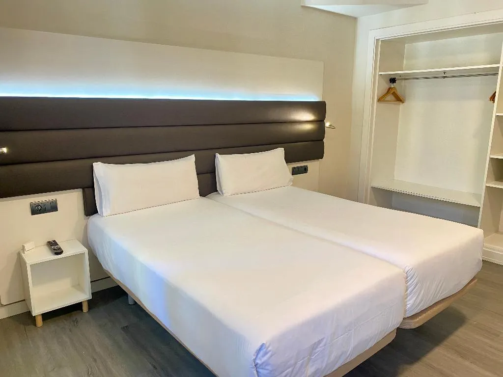 TWIN CAPACITY 3 Room, Bcn Urbaness Hotels Del COMTE, Barcelona