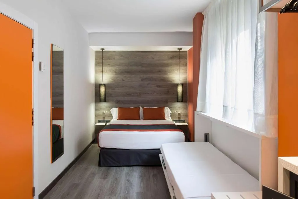 TRIPLE THREE BEDS Room, Catalonia Mikado, Barcelona