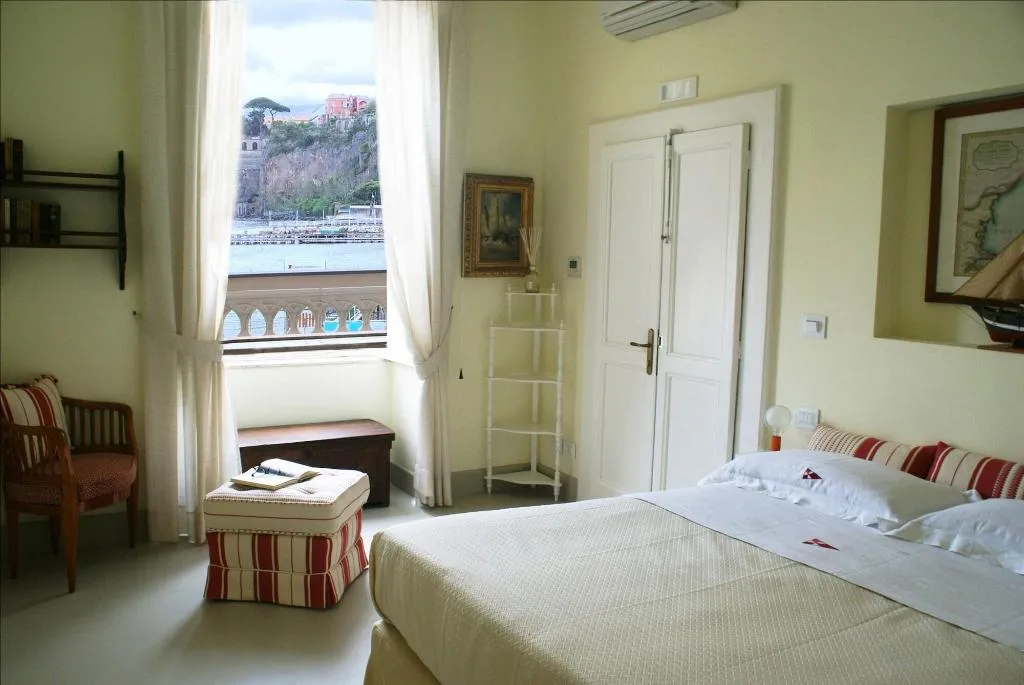 Room, Yacht Club Capo Cervo Suites, Naples