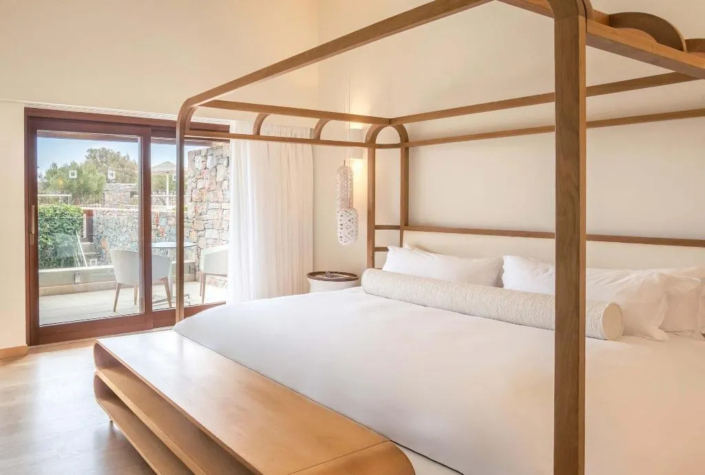 Room, Phaea Blue, a member of SLH, Crete