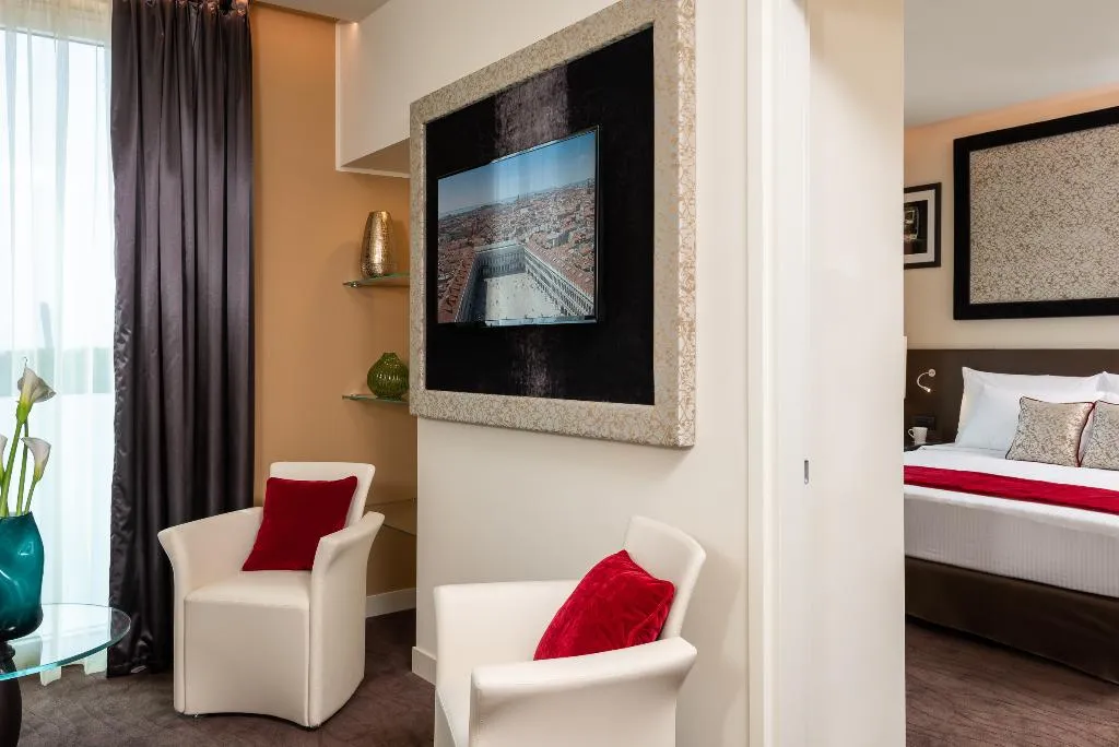 QUADRUPLE DELUXE Room, Leonardo Royal Hotel Venice Mestre, Venice