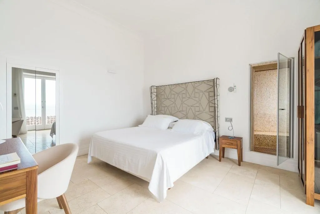 DOUBLE QUEEN SIZE BED Room, Villa Magia, Naples