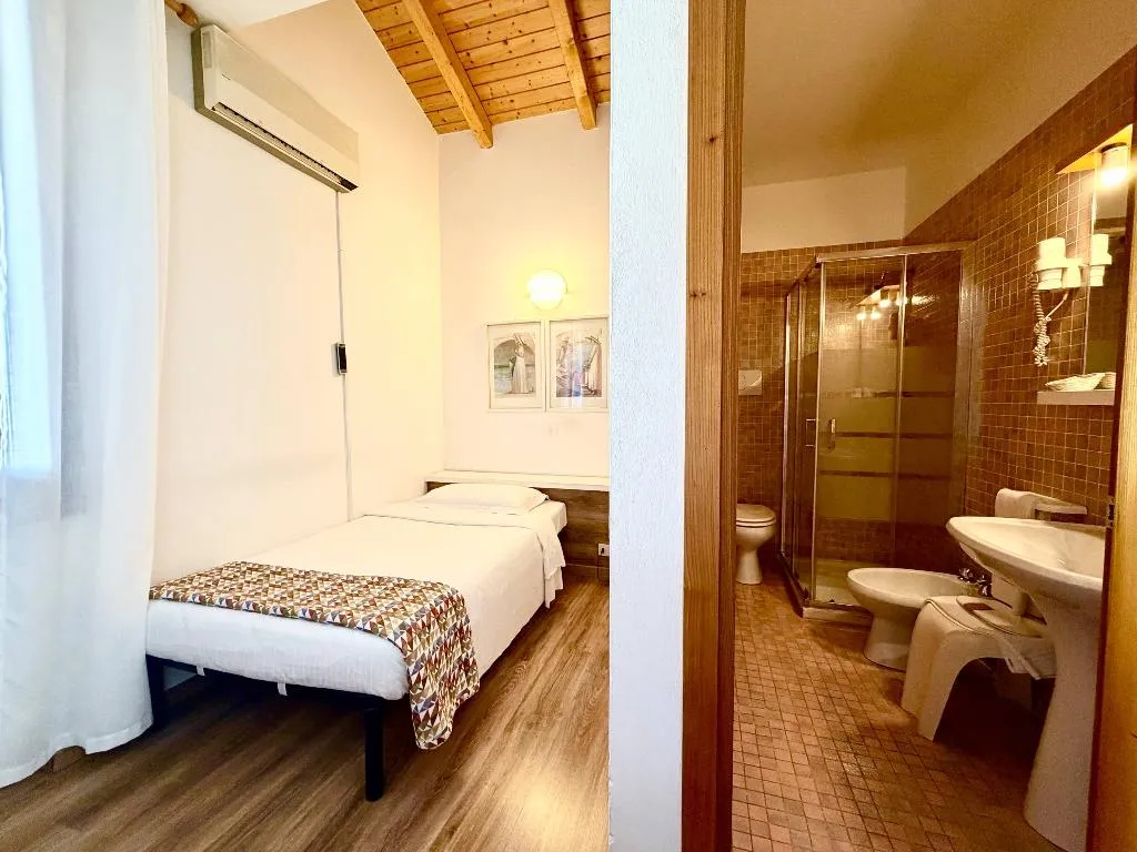 SINGLE STANDARD Room, New Hotel Genziana, Venice