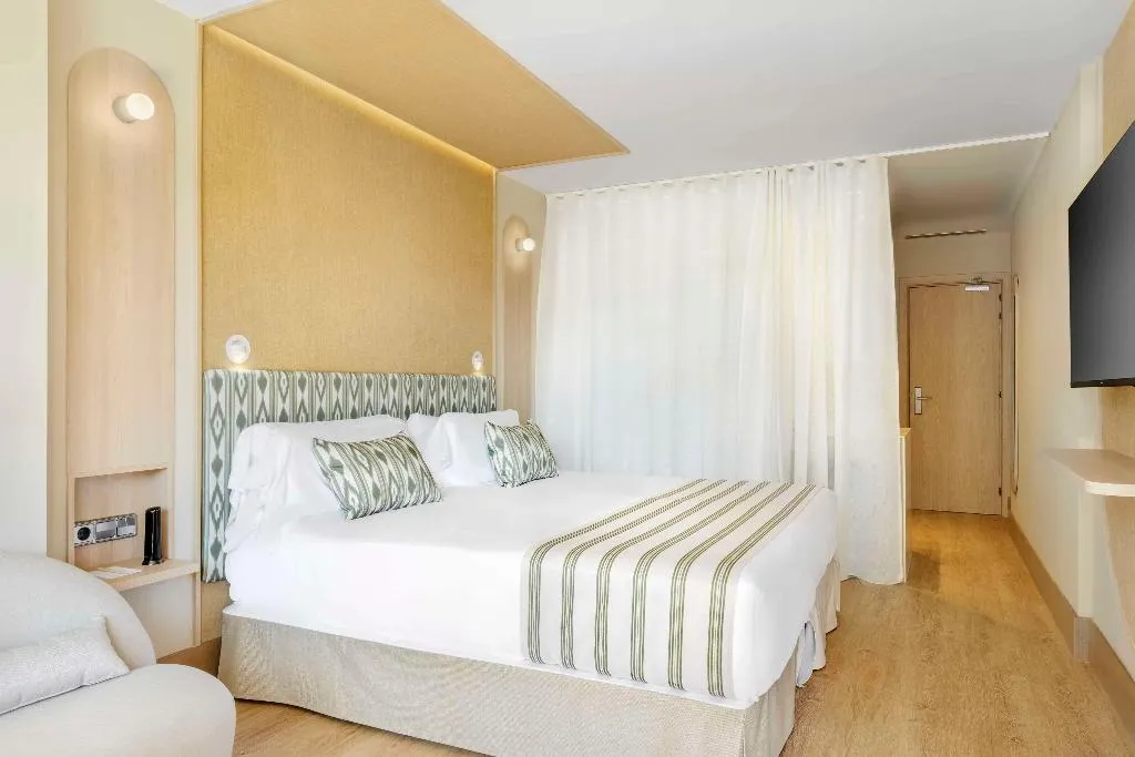 Room SUPERIOR WITH TERRACE Room, Barcelo Illetas Albatros, Majorca
