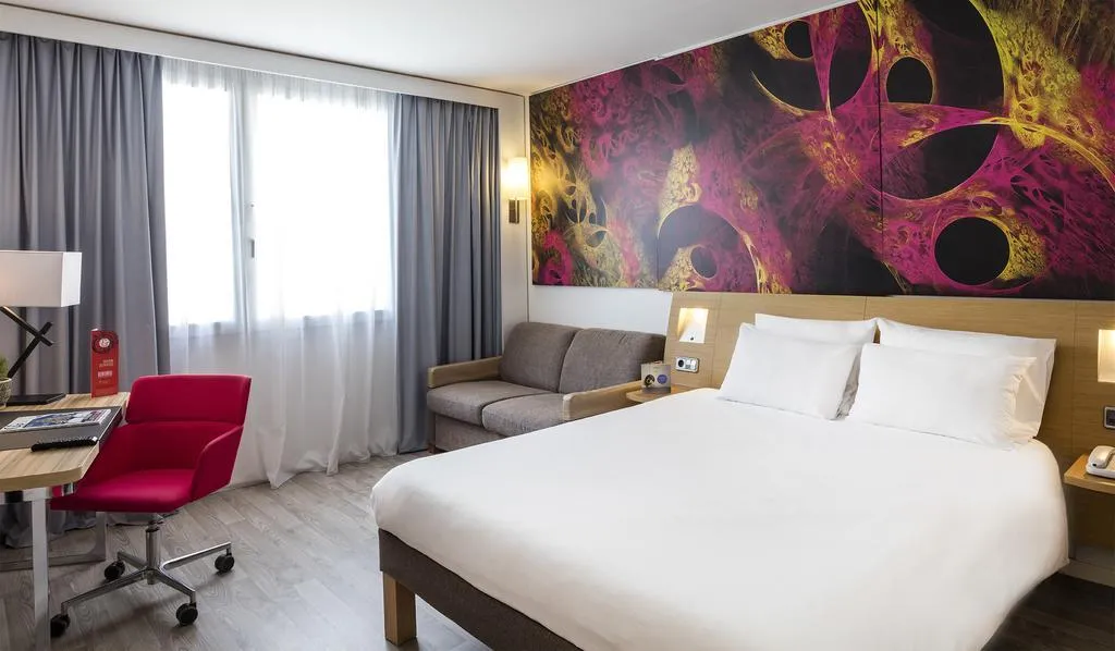 SUITE KING SIZE BED Room, Novotel Barcelona Cornella, Barcelona
