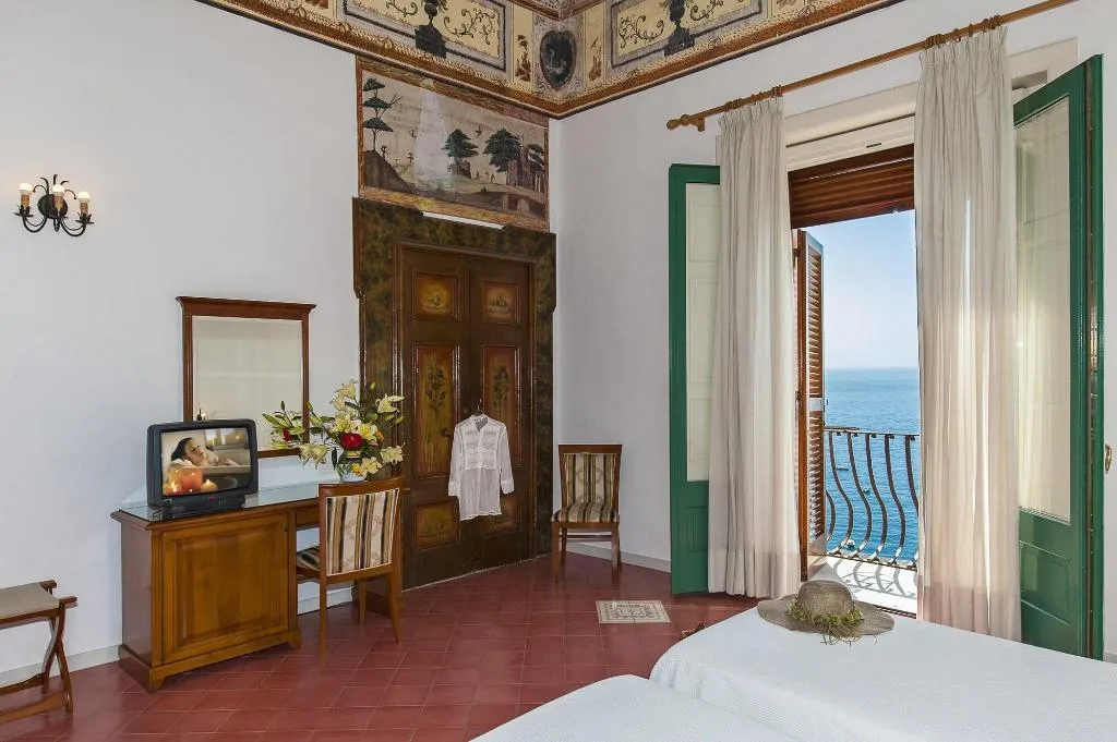 Room, California, Naples