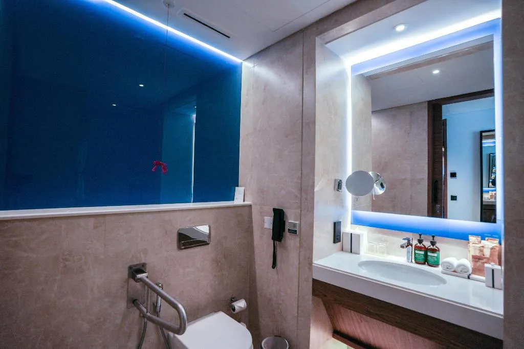 DOUBLE Accessible KING SIZE BED Room, Tumbi Ht Dubai The Palm, Tapestry Collec by Hilton, Dubai