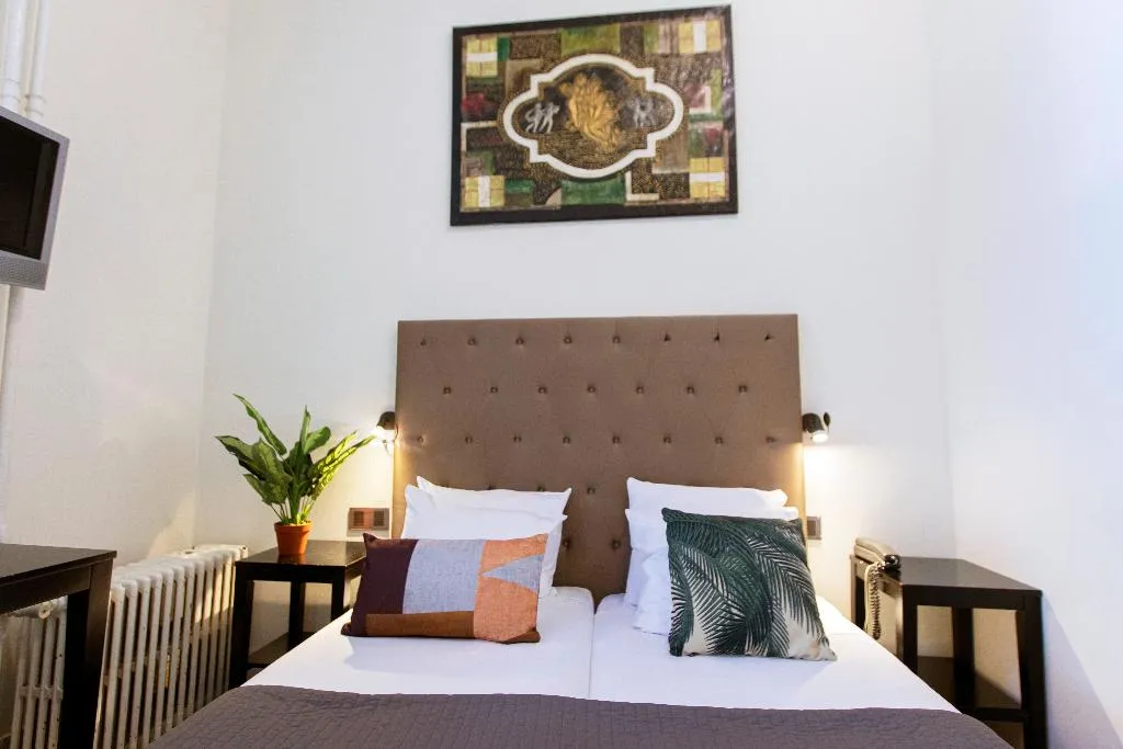 TRIPLE STANDARD Room, Quentin England Hotel, Amsterdam