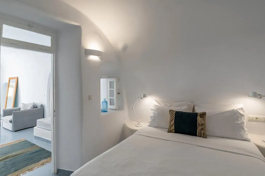 SUITE CAPACITY 4 Room, Cliffside Suites, Santorini