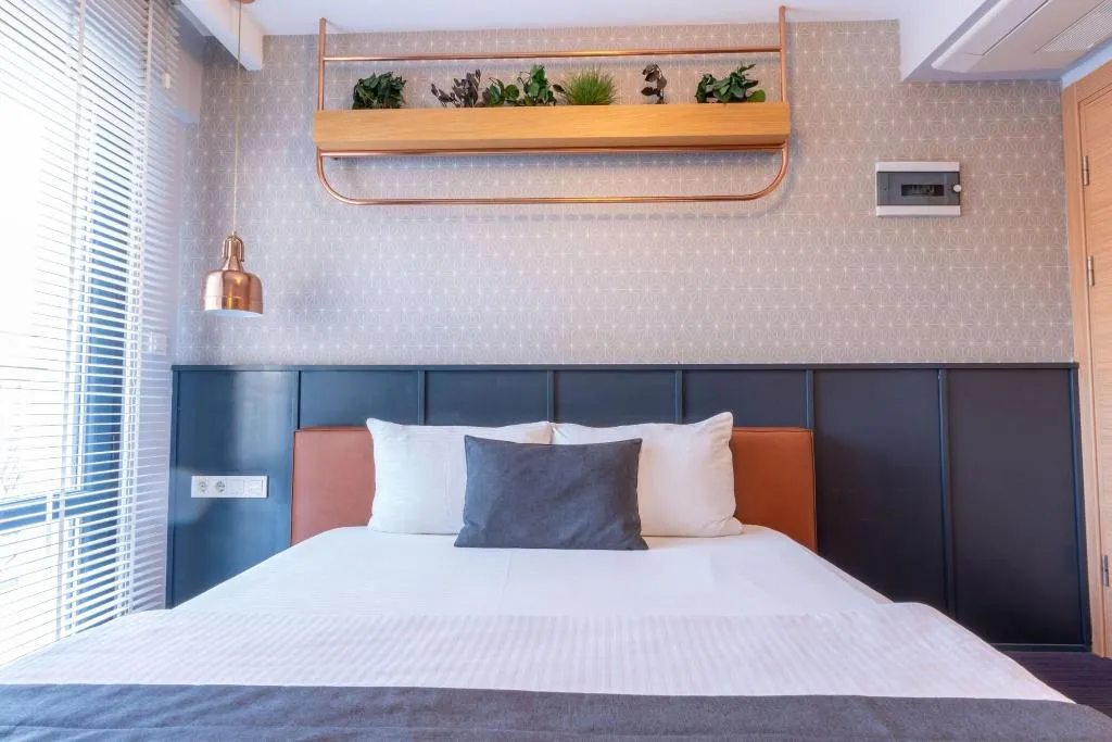 Room, Viva La Vita, Izmir
