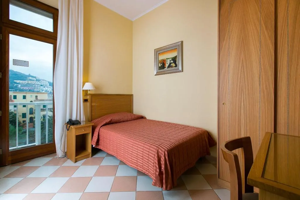 Room, Grand Hotel Moon Valley, Naples