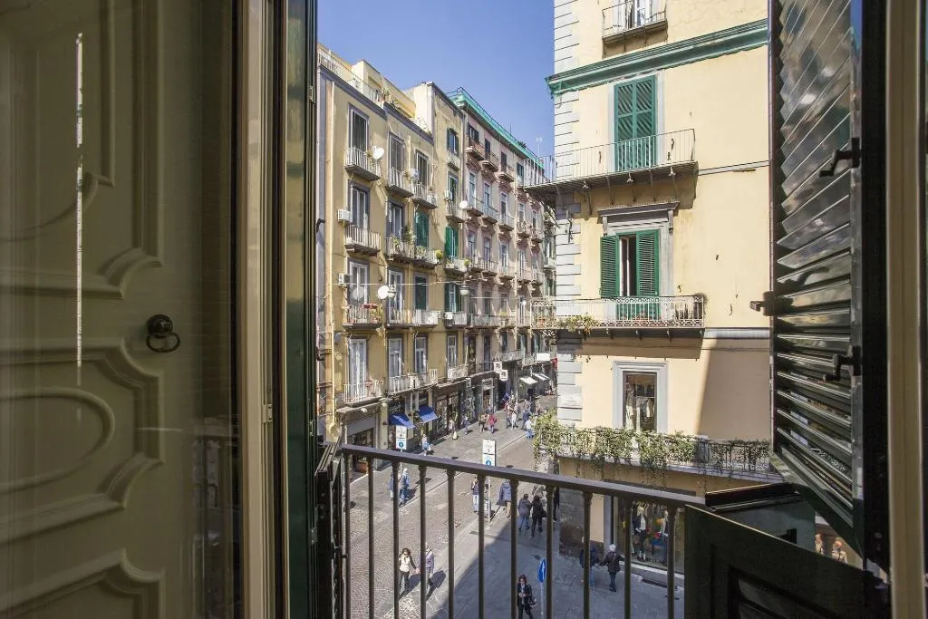 Room, Napoli Class, Naples