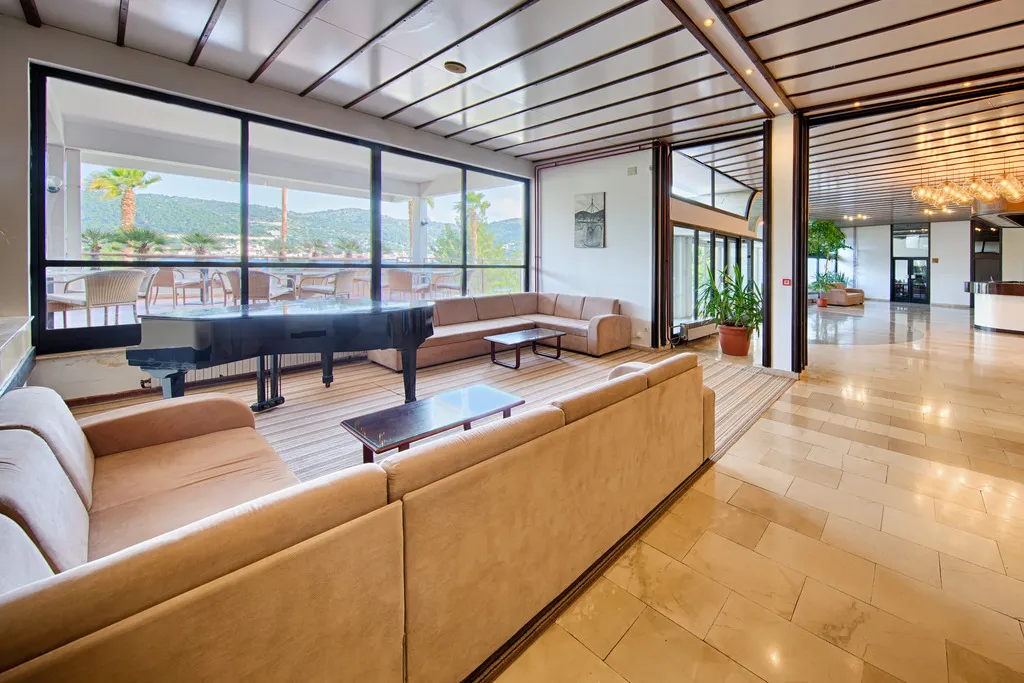 Lobby, Issa, Split