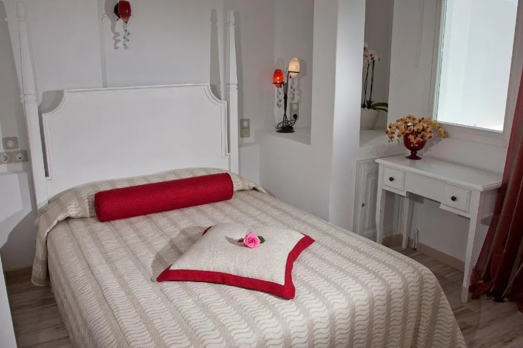 DOUBLE CLASSIC Room, Delfini Villas, Santorini