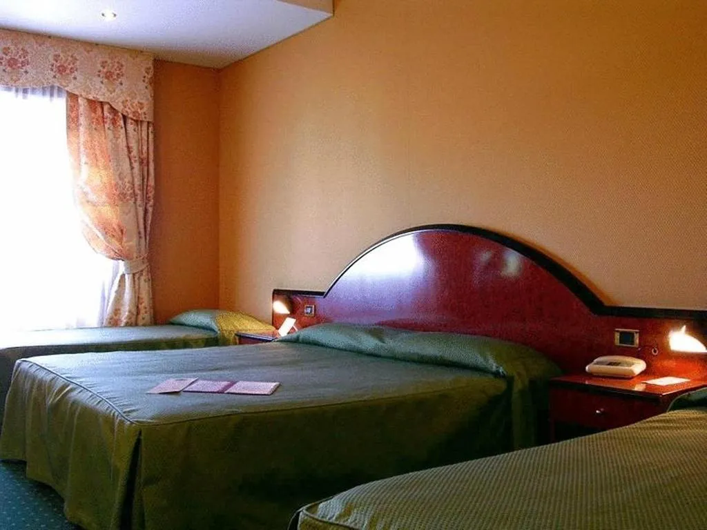 QUADRUPLE STANDARD Room, Grand Hotel Dei Cesari, Rome