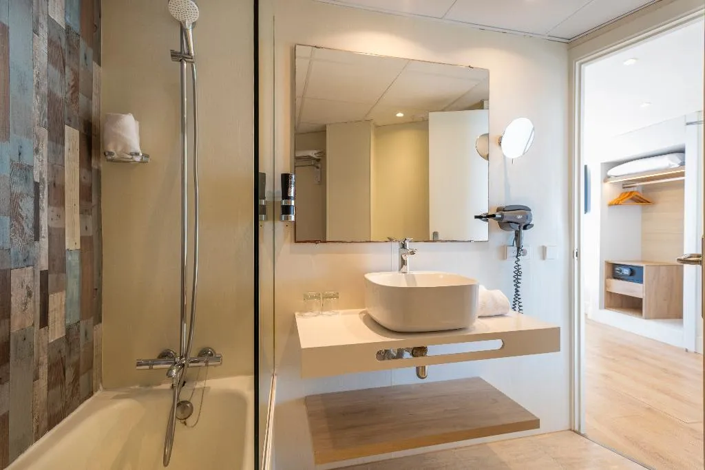 TRIPLE DELUXE SEA VIEW Room, Leonardo Royal & Suites hotel Ibiza Santa Eulalia, Ibiza