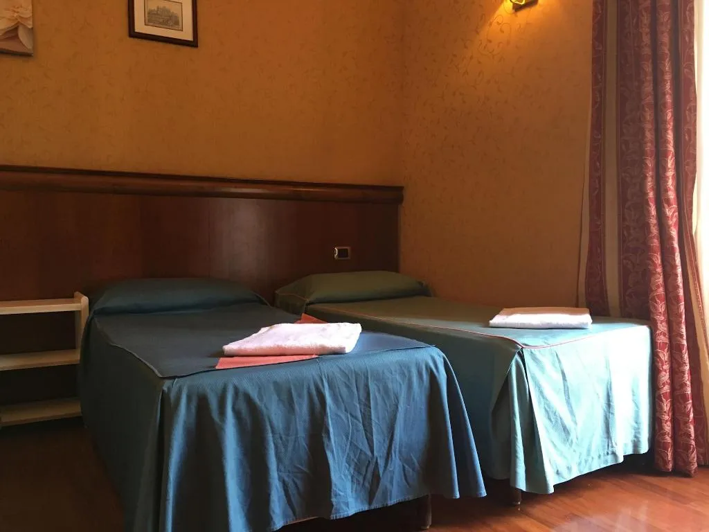 Room, Best Location In Rome, Naples