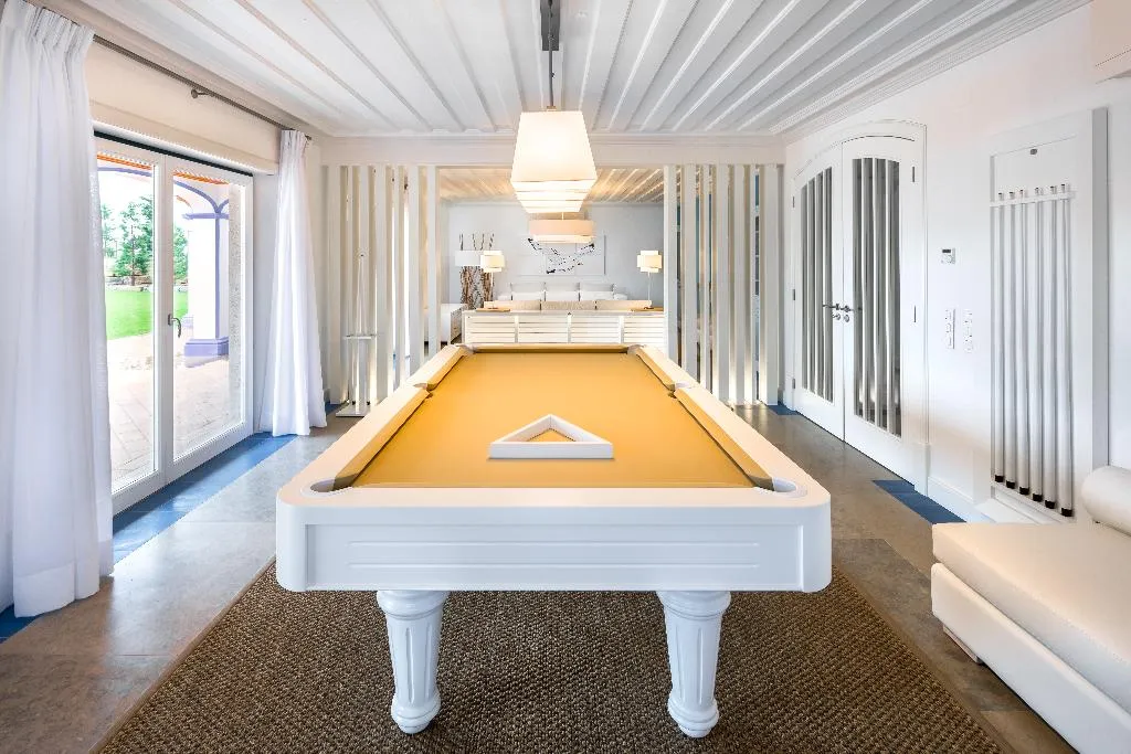 VILLA FOUR BEDROOMS Room, Shantivillas, Algarve