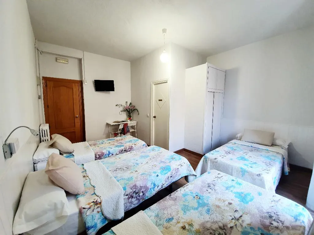 QUADRUPLE STANDARD Room, Hostal Alicante, Madrid
