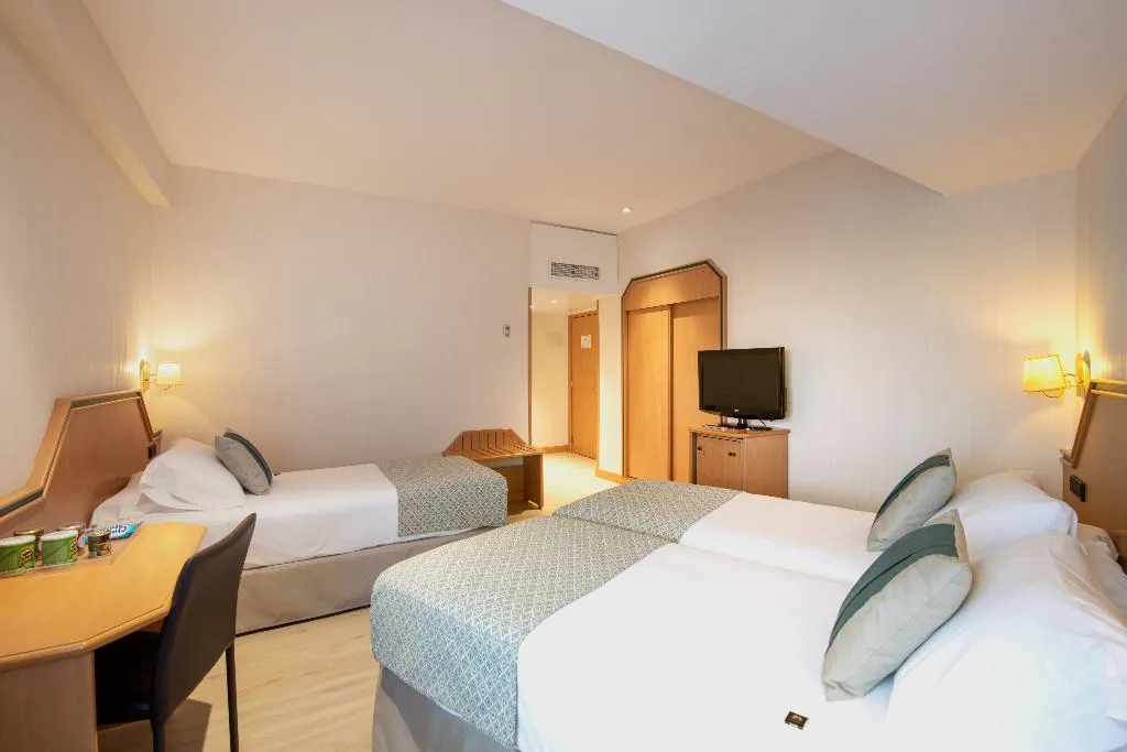 TRIPLE STANDARD Room, Santos Praga, Madrid