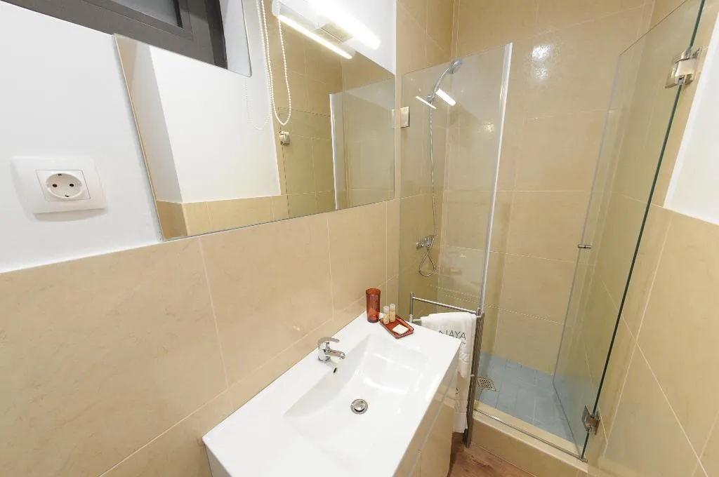 SINGLE ONE BEDROOM ONE BATHROOM Room, Naya - Downtown Guesthouse, Porto