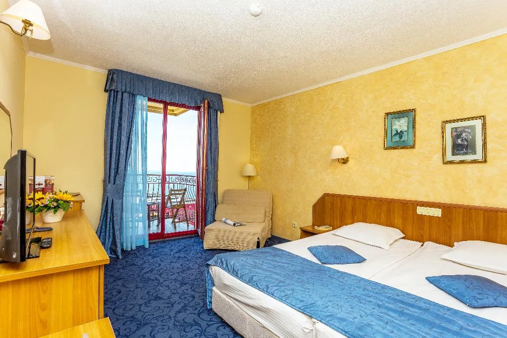DOUBLE PARTIAL OCEAN VIEW TWO DOUBLE BEDS Room, Saint George hotel & Spa, Bourgas