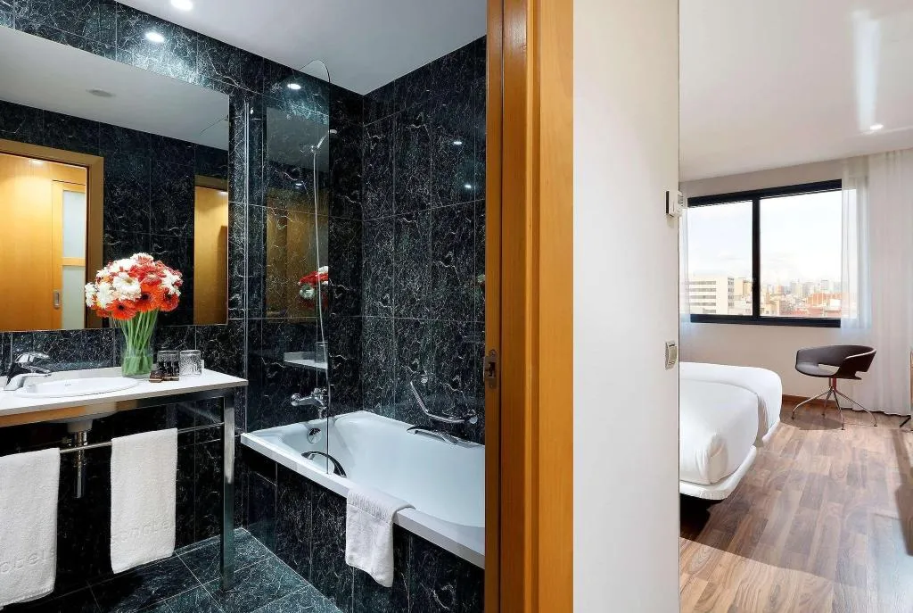 TRIPLE THREE BEDS Room, SB Icaria Barcelona, Barcelona