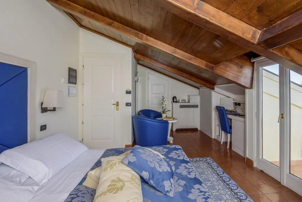 TWIN WITH TERRACE Room, Maison Tofani, Naples