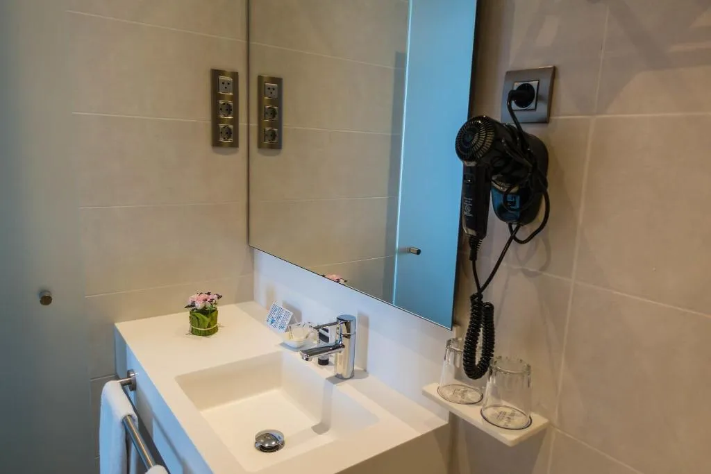 Room, Oasis, Barcelona