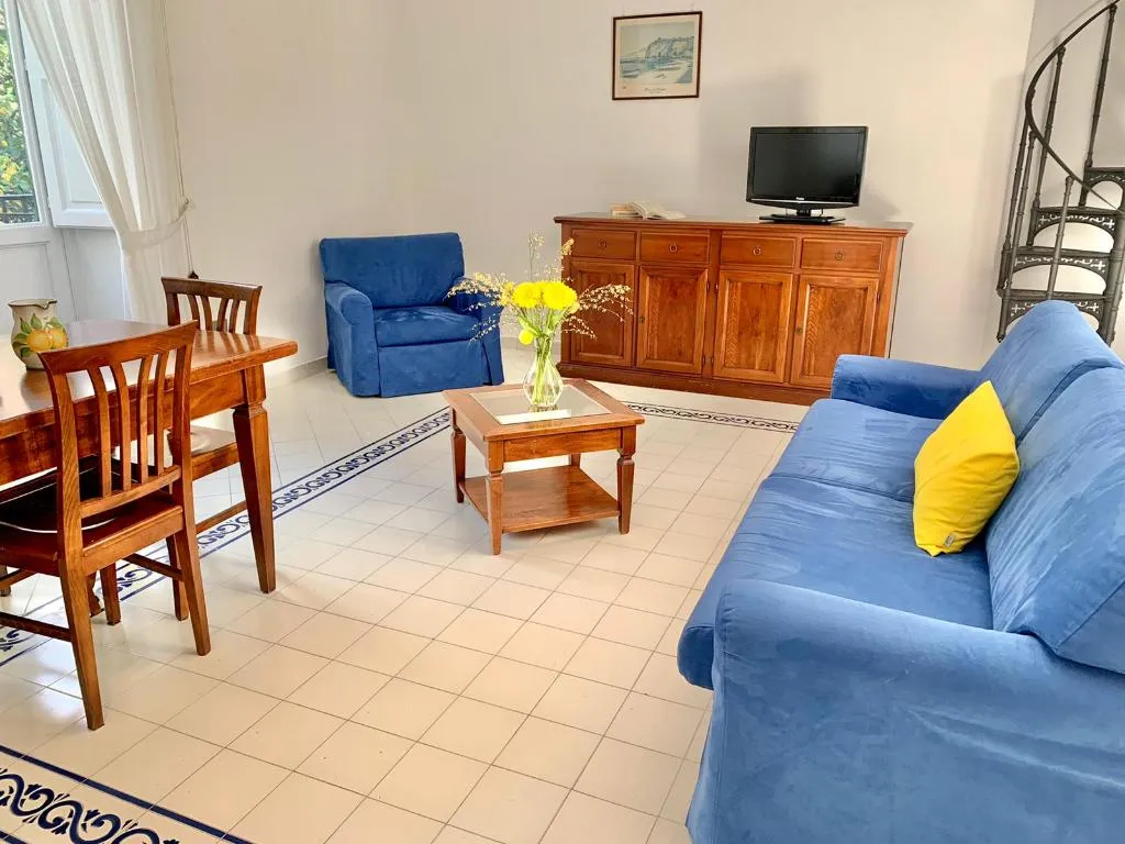 APARTMENT CAPACITY 2 Room, Antico Palazzo Scala, Naples