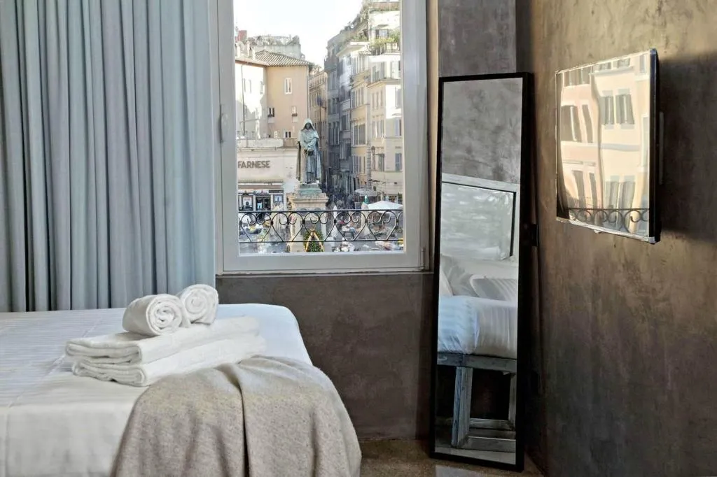 Room, Mama's Home Rome, Rome
