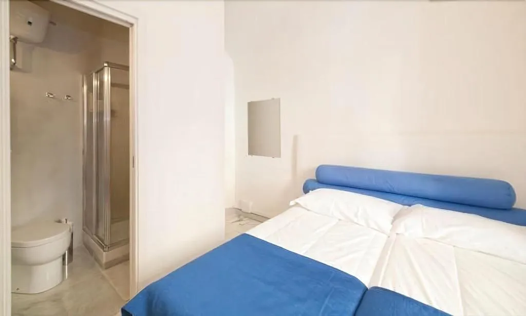 Room, 2 Be Home Colosseo, Naples