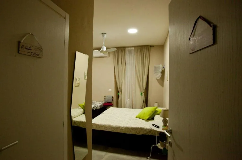 Room, B&B Cara Napoli, Naples