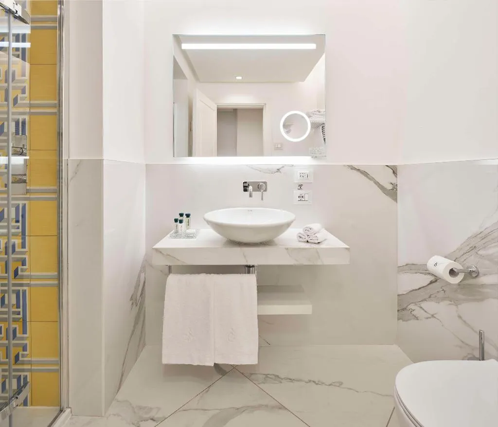 TWIN SUPERIOR Room, de Bonart Naples-Curio Collection by Hilton, Naples