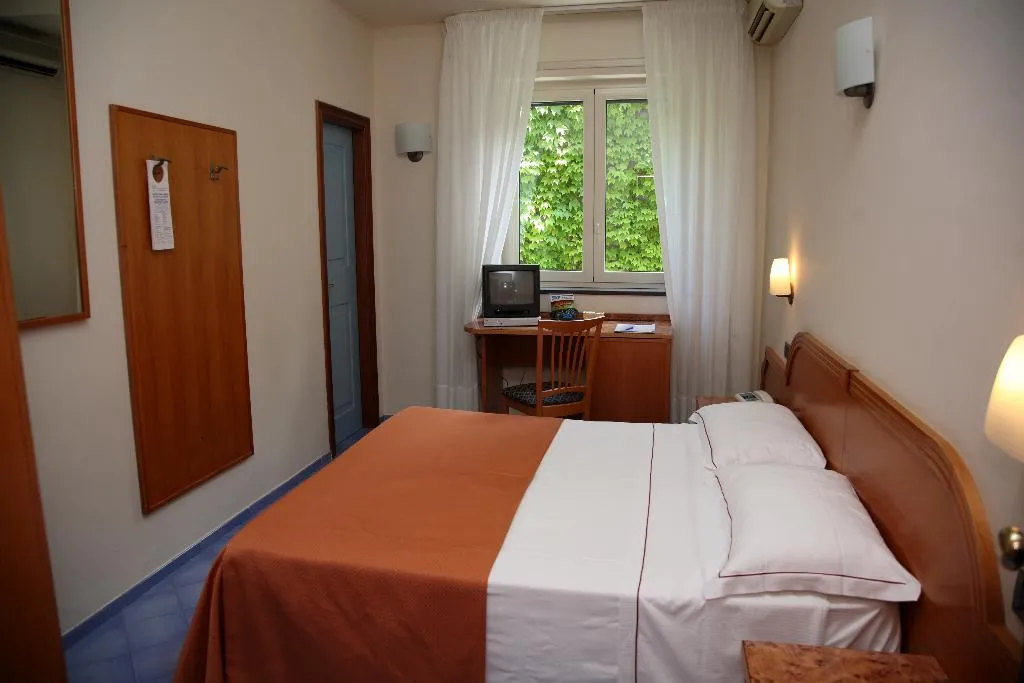 TRIPLE STANDARD Room, Delfino, Naples