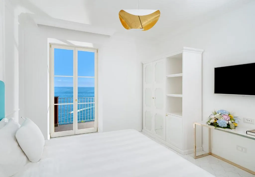 Room, Lorelei Londres, Naples
