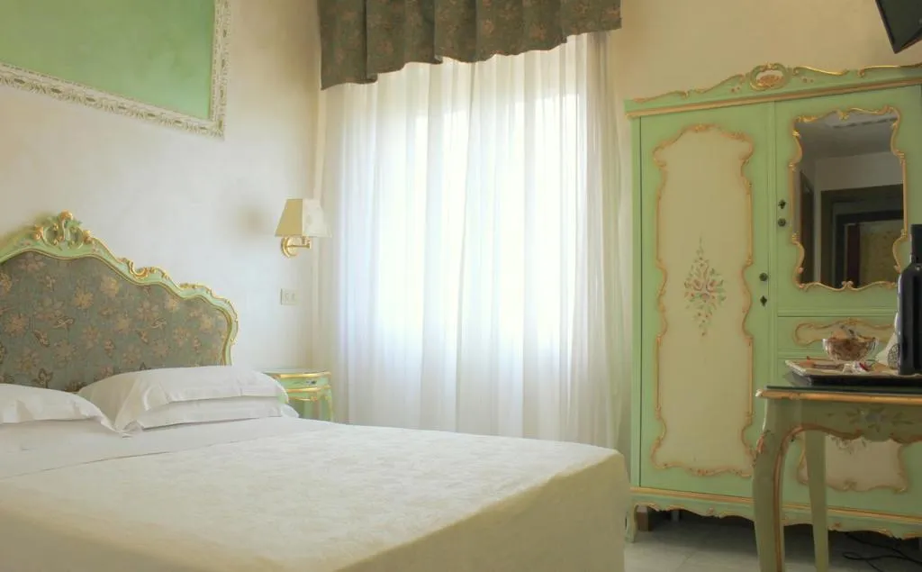Room, Hotel Romulus, Rome