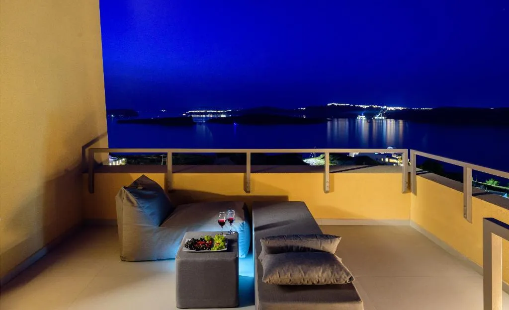 SUITE WITH JACUZZI Room, Kalestesia Suites, Santorini