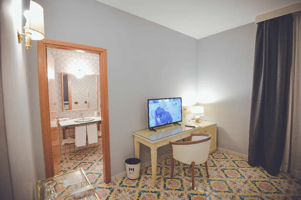 Room, Leonessa Hotel, Naples