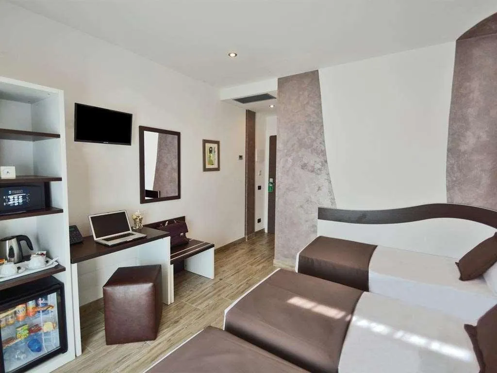 Room, Luxor Florence, Florence
