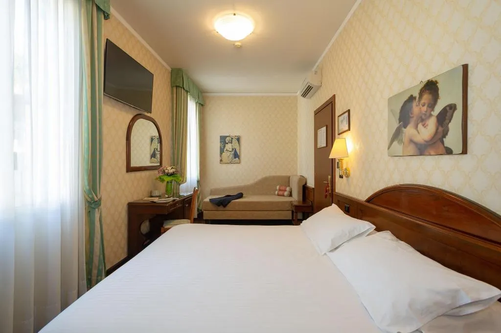 TRIPLE CLASSIC Room, Hotel Boccaccio, Florence