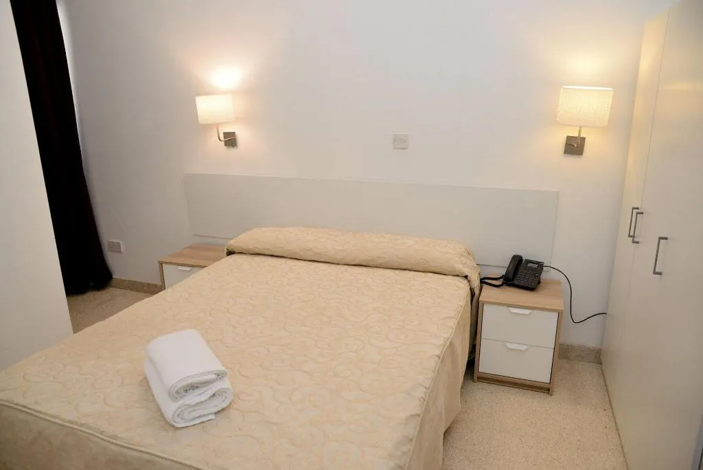 Room, White Star, Malta