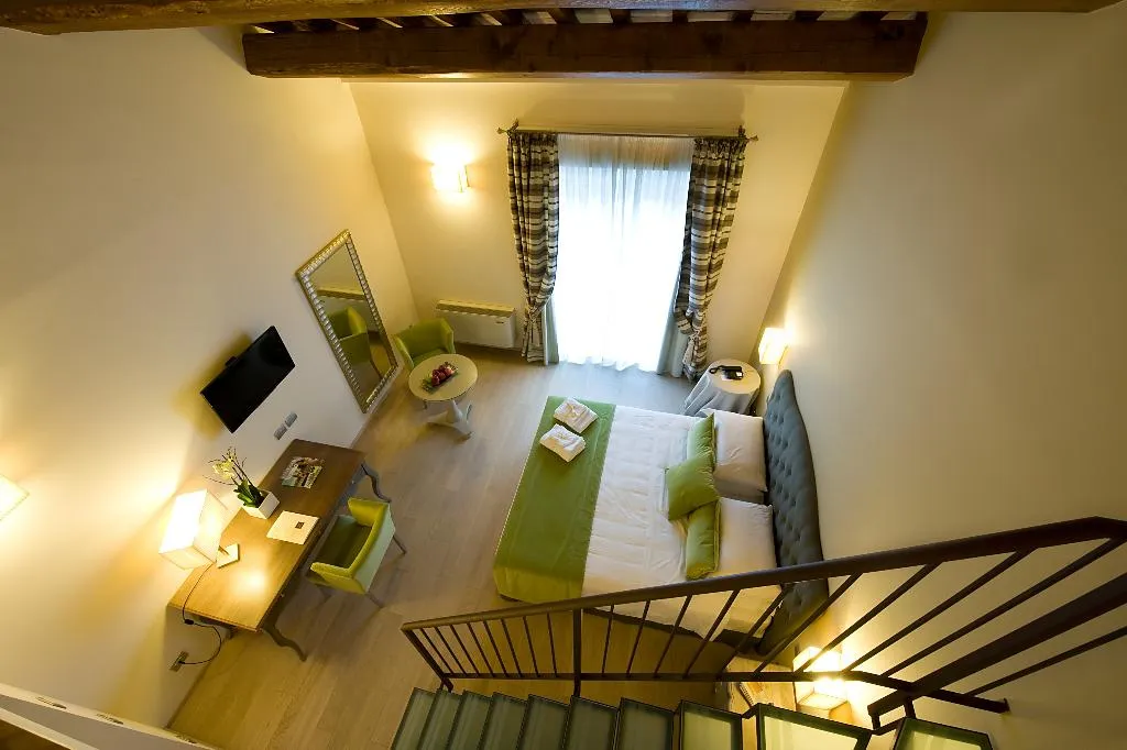 FAMILY ROOM CAPACITY 5 Room, Relais dell Olmo, Perugia