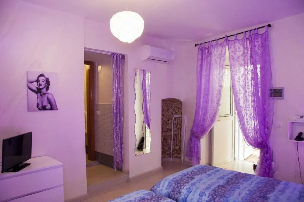 Room, Residence Confalone, Naples