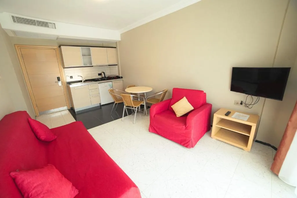 Room, Candan Apart, Dalaman