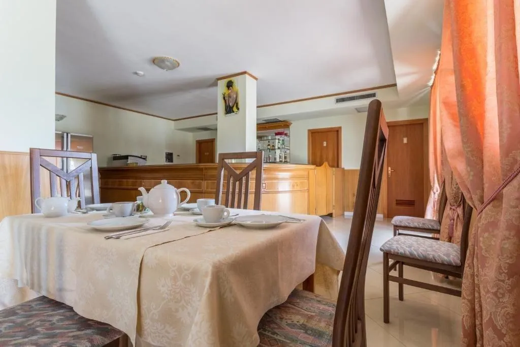 Restaurant, Hotel Plaza, Naples