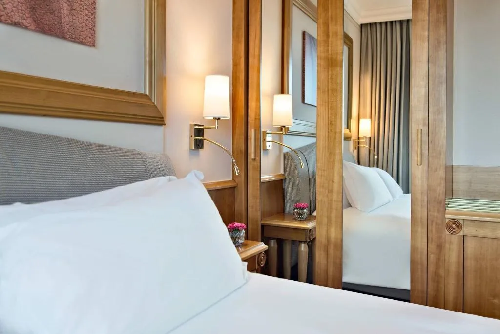 Room, Renaissance Naples Mediterraneo, Naples
