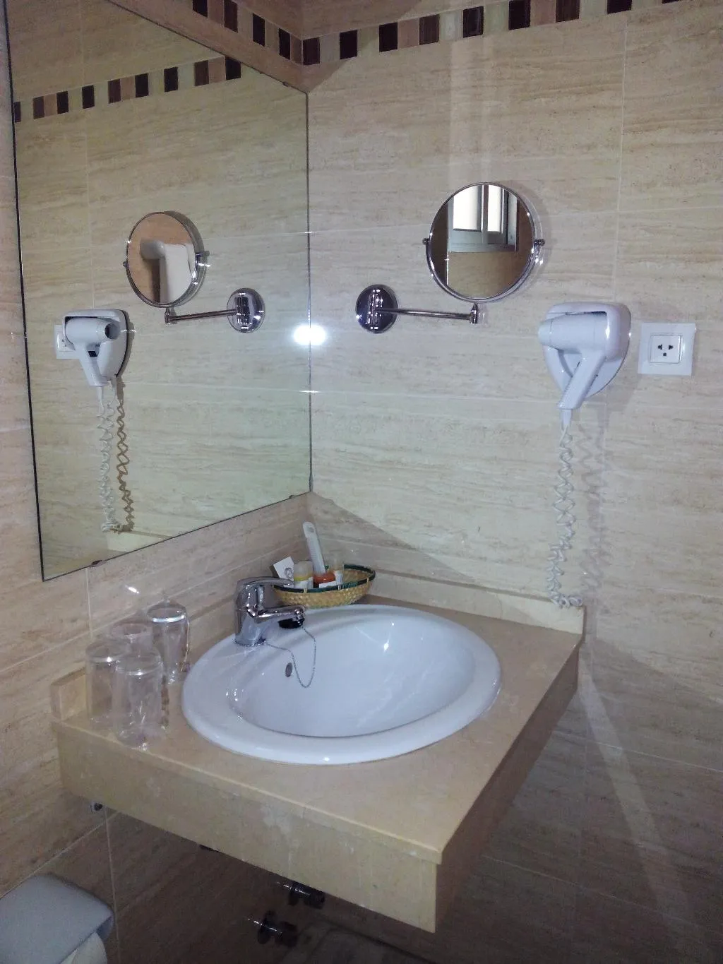 Room, Europa, Seville