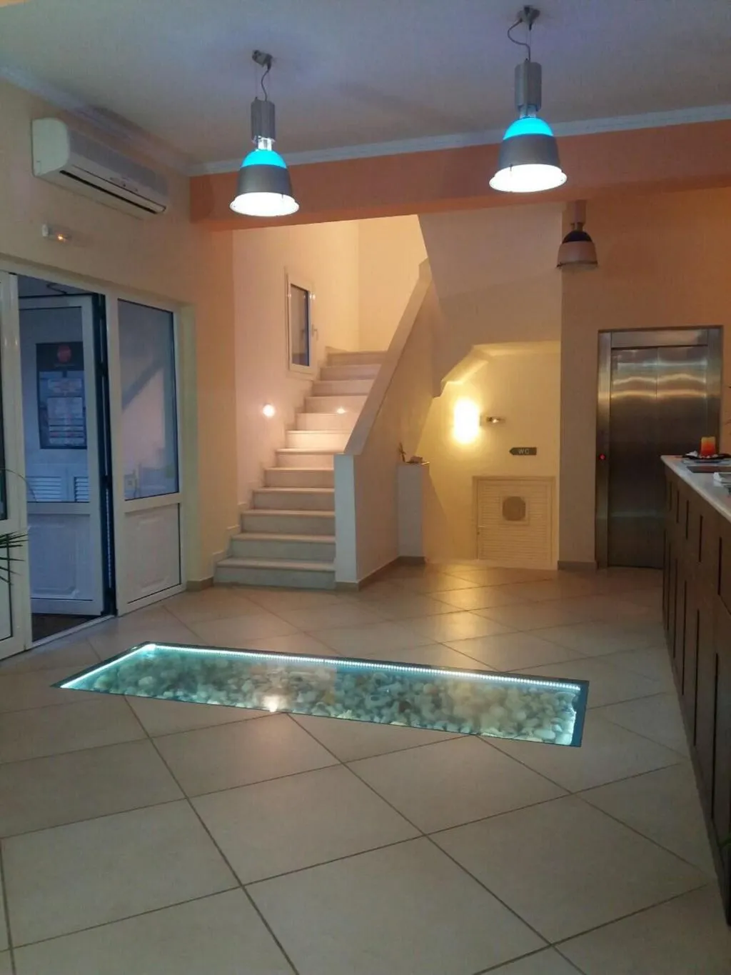 Lobby, Romantica, Kythira