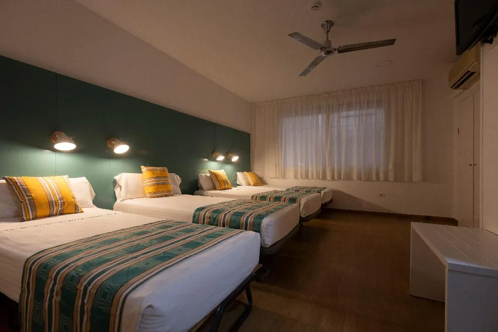 QUADRUPLE STANDARD Room, Yomo Hostal Bcn Port, Barcelona